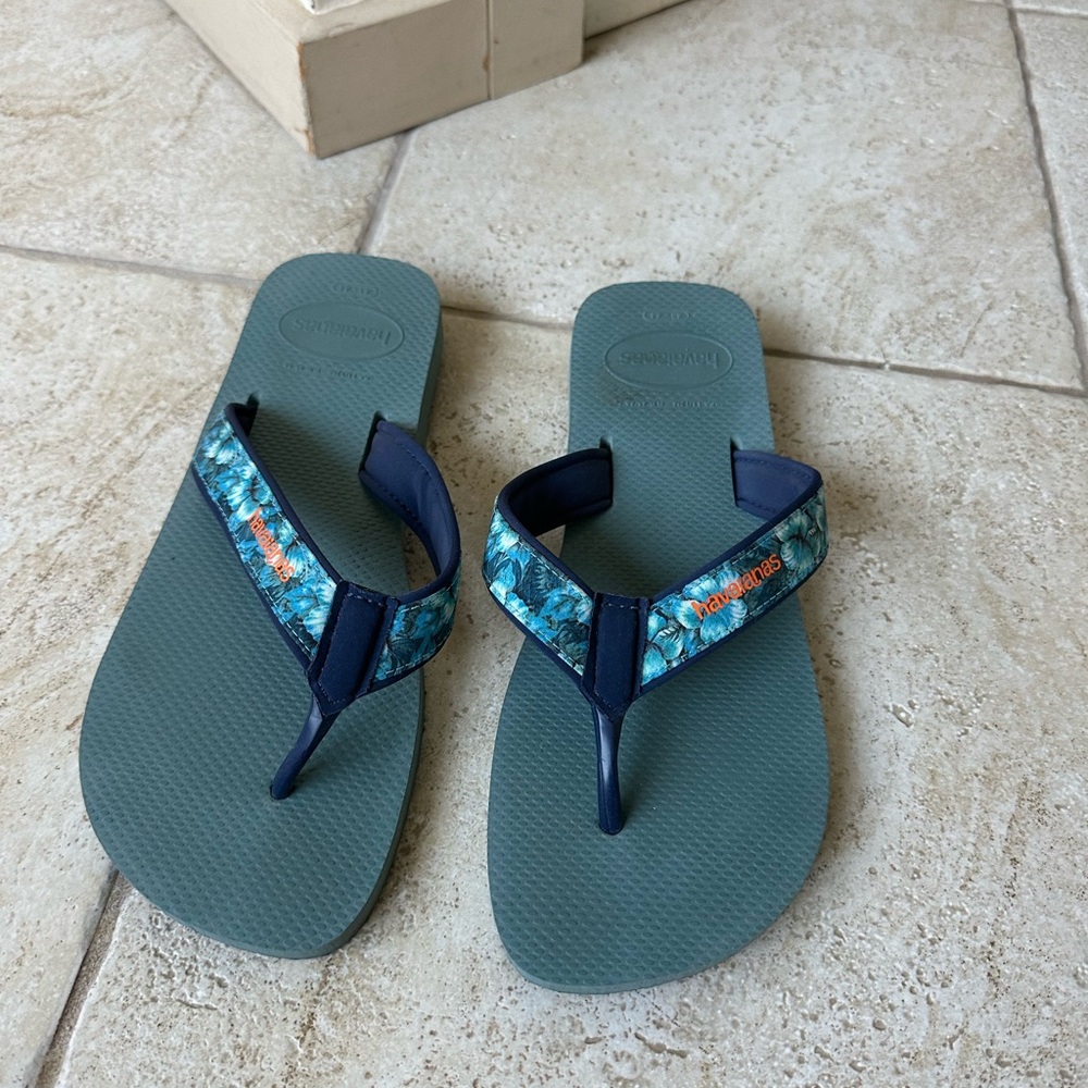 ❌not available❌Havaianas Blue Floral Men’s Size 11 / 12 M